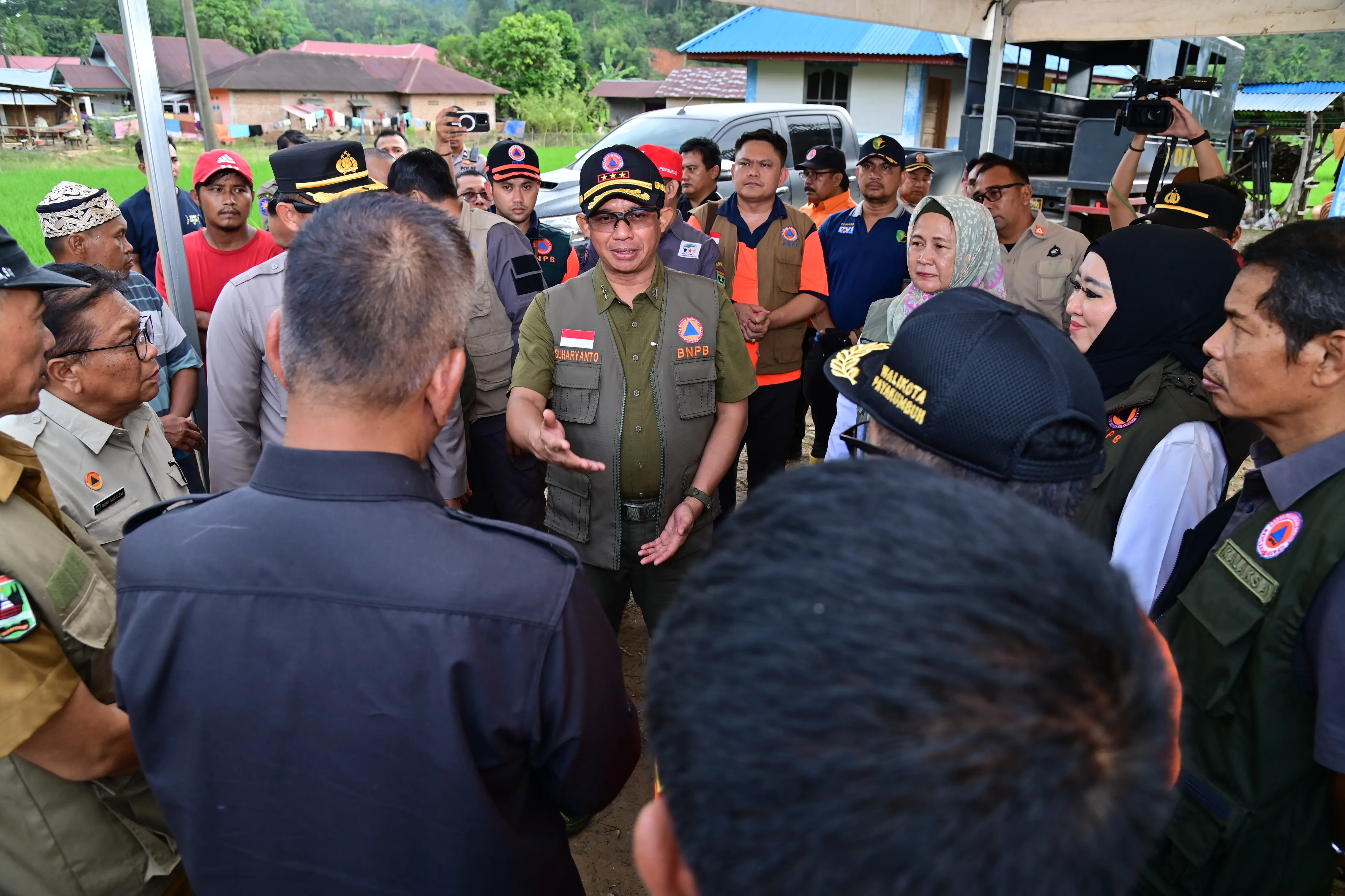 Suharyanto juga bertemu langsung dengan Bupati Kabupaten Pesisir Selatan dan meminta agar penanganan darurat dilakukan sesegera mungkin.